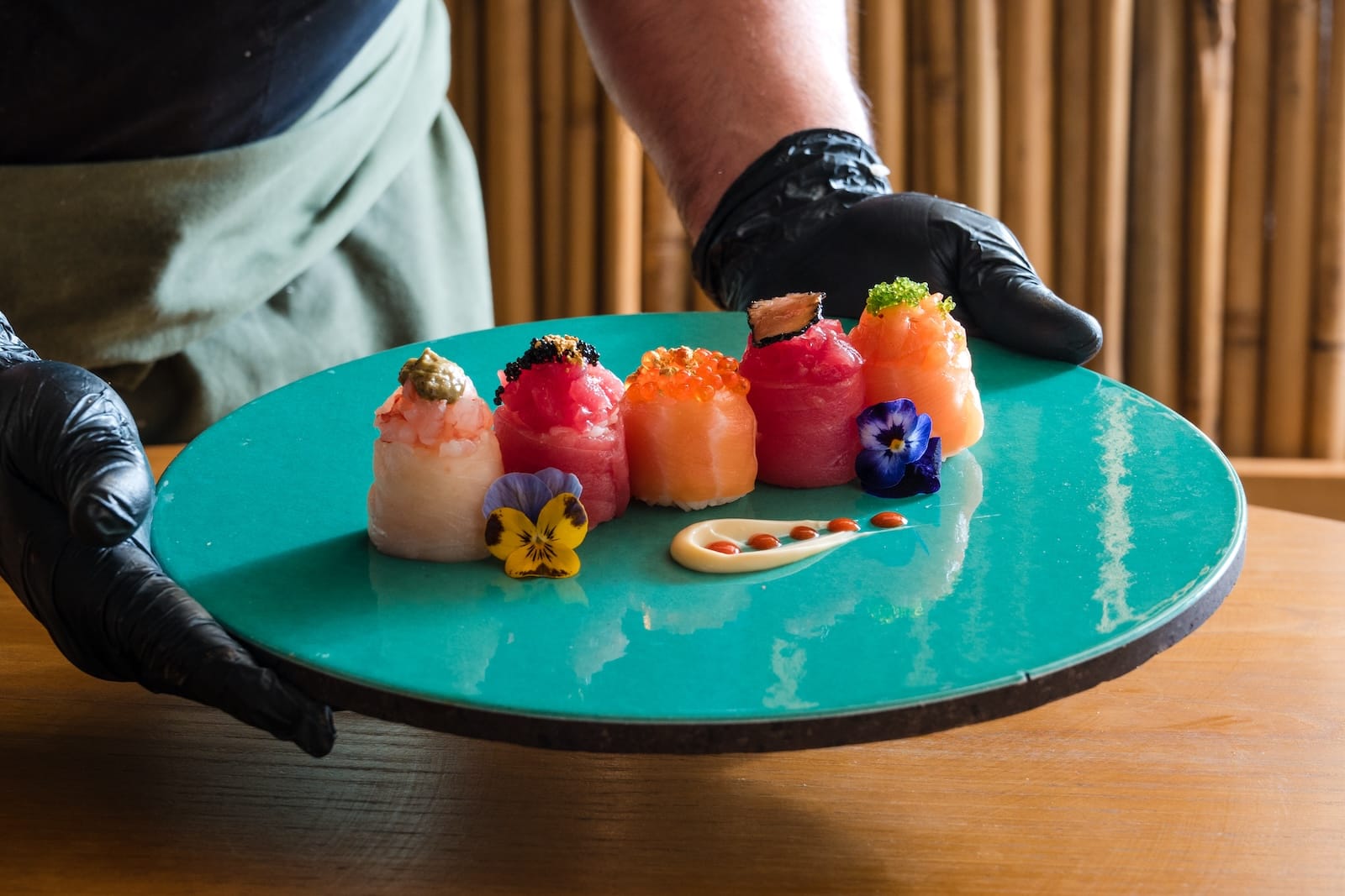 Artystyczna kompozycja sushi na talerzu