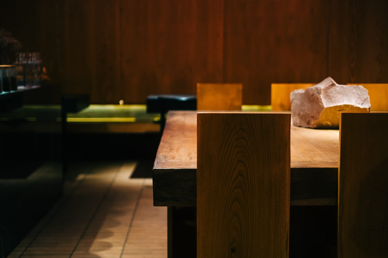 Wnętrze nowoczesnej restauracji azjatyckiej z drewnianymi stołami